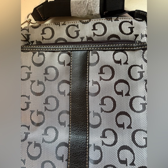 NEW- G logo Crossbody- Matching wallet
Black- Silver Hardware
Stylish &practical - Picture 7 of 9